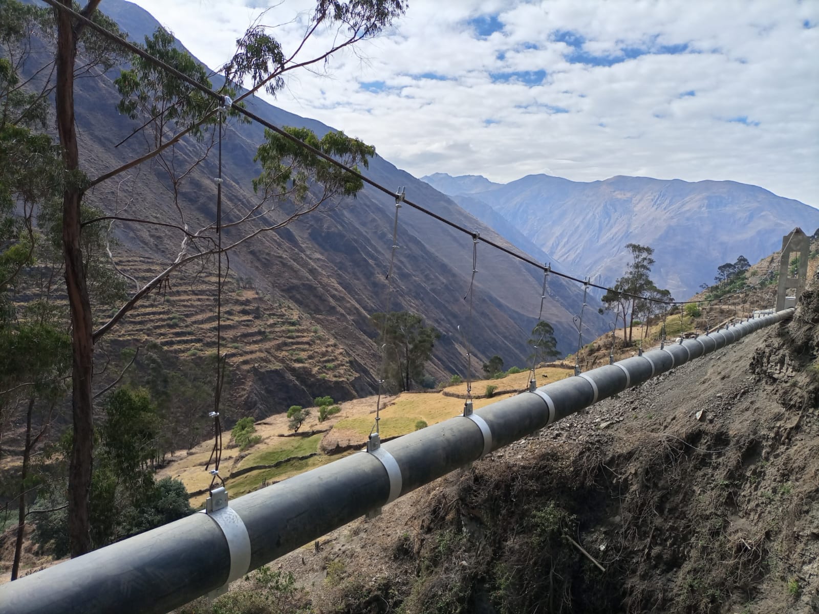 Paso aéreo de tubería en zona montañosa